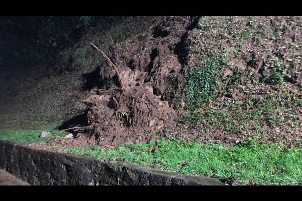 Nuova frana a Davesco: auto danneggiata da un masso