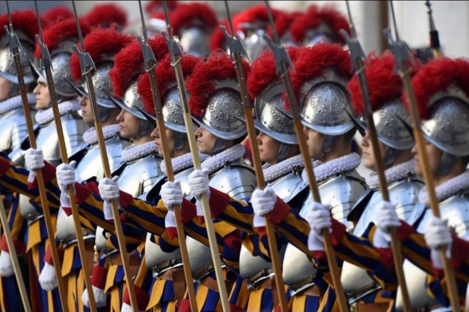 Hanno giurato 23 nuove guardie svizzere