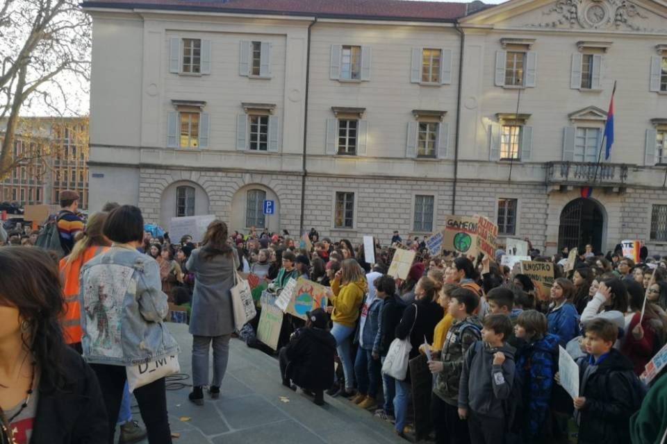 Cori e striscioni a Bellinzona: "Siamo più caldi del clima"