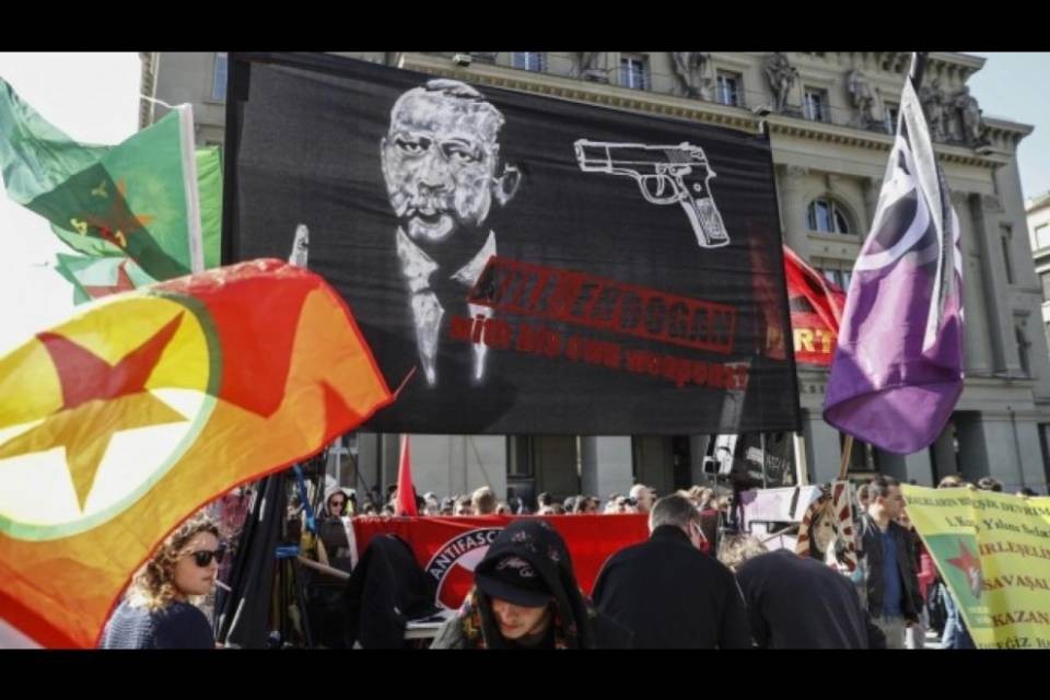 Striscione contro Erdogan, la Turchia apre un'inchiesta