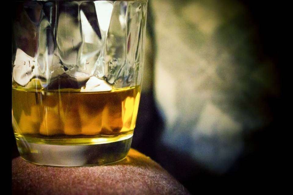 Dalle molestie sessuali alla rissa fuori da un bar, allontanato