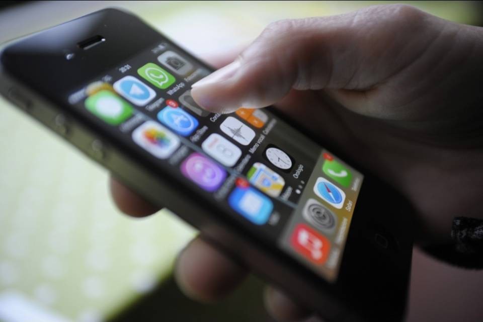 Le cade l'iPhone nell'acqua, 15enne muore fulminata
