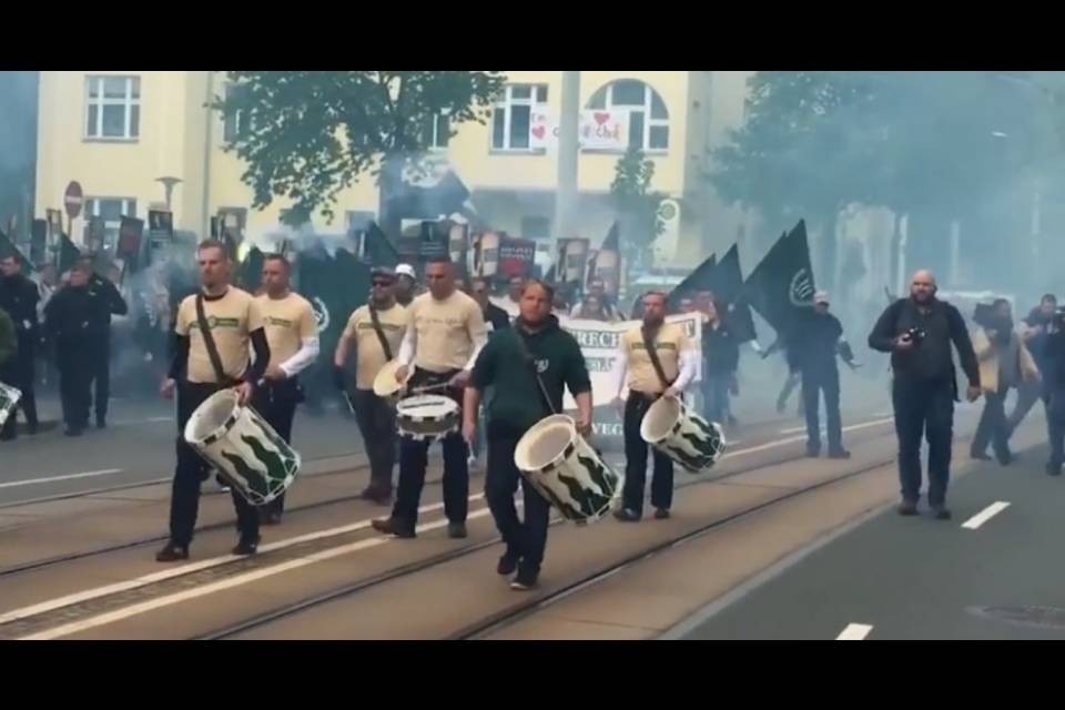 300 neonazi marciano in Germania: "spaventoso"