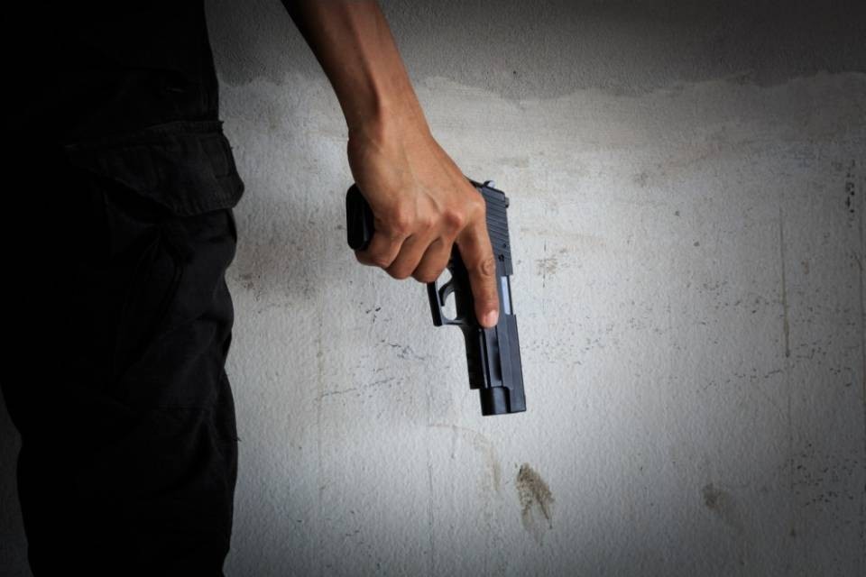 Agente spara dentro casa sua, uccide due persone e si suicida