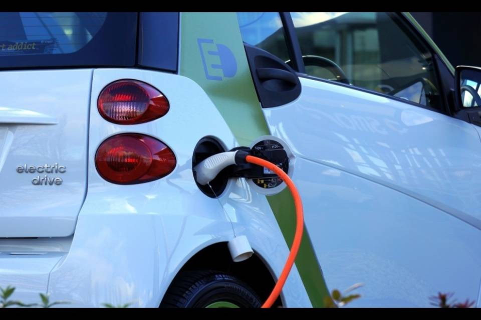 Meno immatricolazioni a giugno, ma l'elettrico fa un balzo