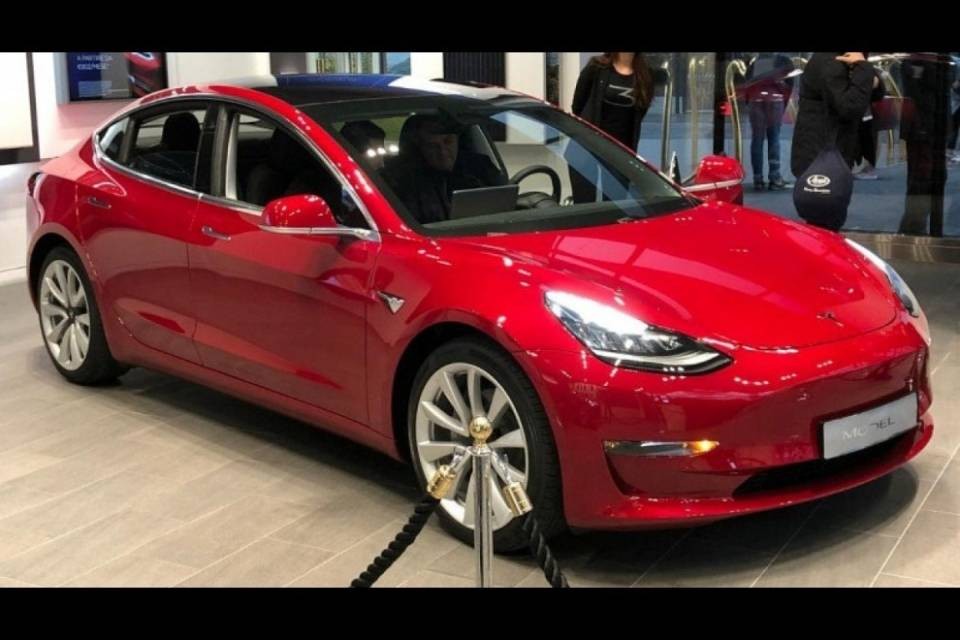 Tesla sfonda tutti i record, +7% a Wall Street