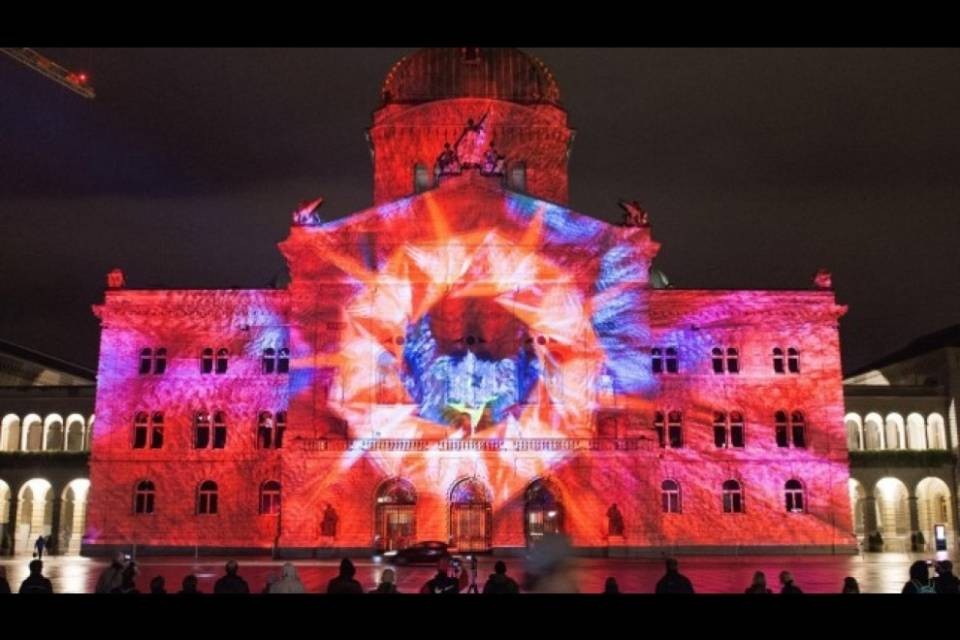 Iniziato lo spettacolo di luci su Palazzo federale