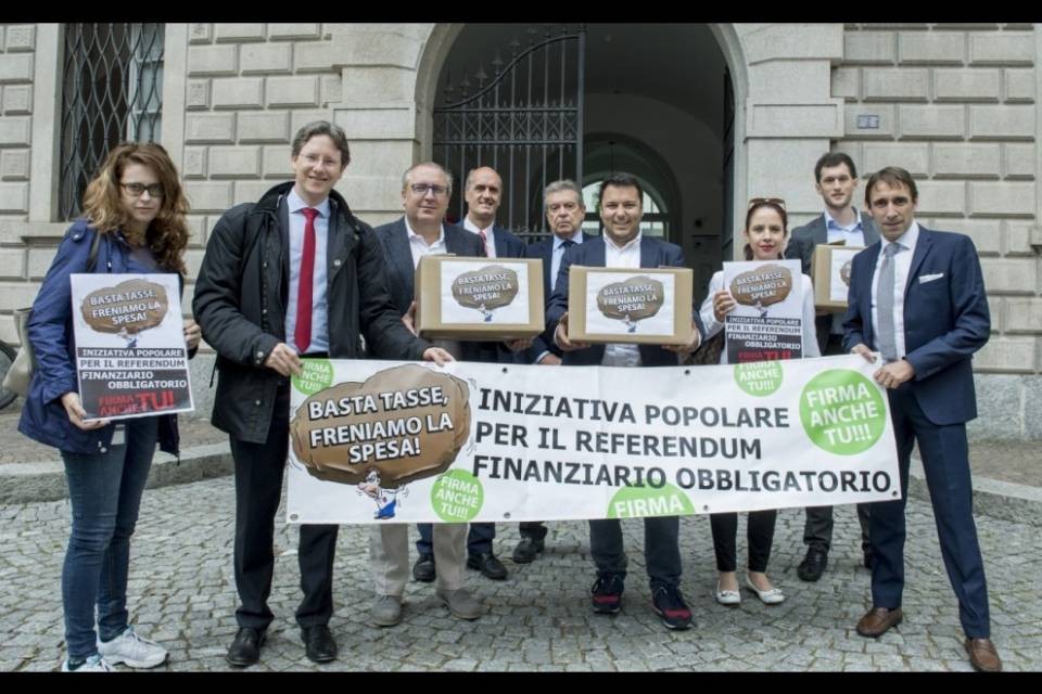 600 franchi per 200 firme: "Iniziativa riuscita"