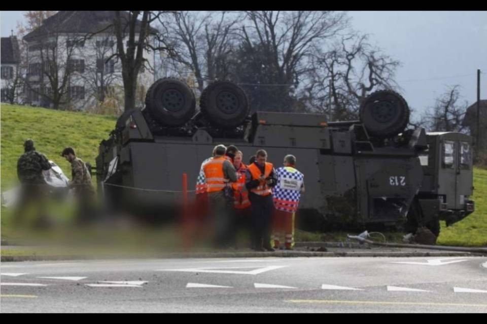 Si ribalta camion dell'esercito, diversi feriti