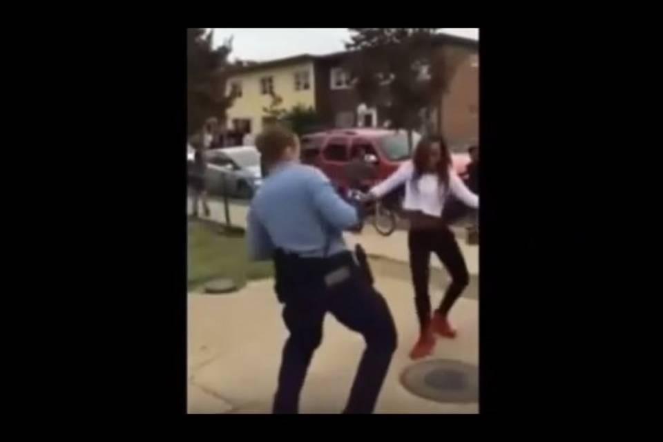 USA, la poliziotta ferma la rissa ballando