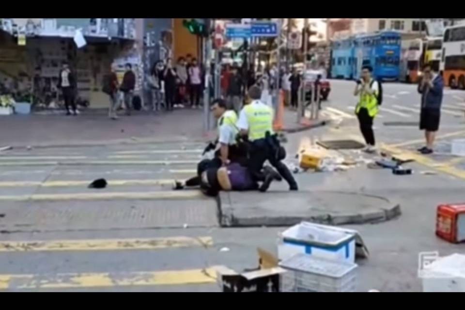 Hong Kong, la polizia spara e ferisce due manifestanti