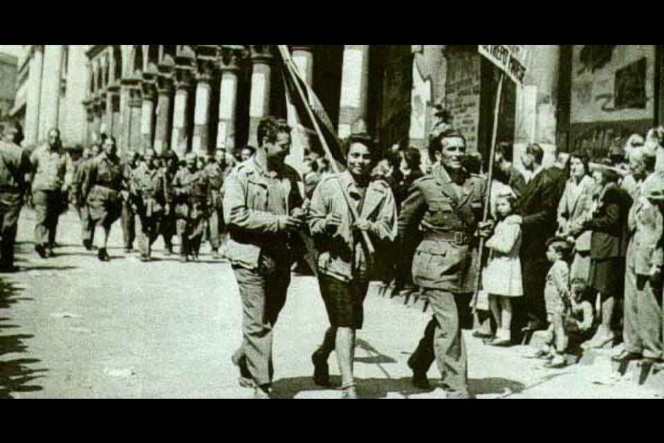 "Bella Ciao" dalle finestre per la Festa della Liberazione