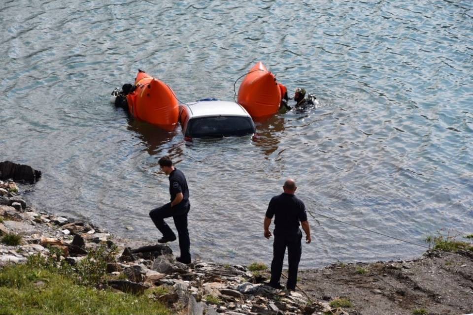 Recuperata l'auto finita nel Ritom, grazie ai sub