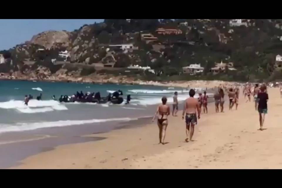 Spagna, migranti sbarcano fra i bagnanti