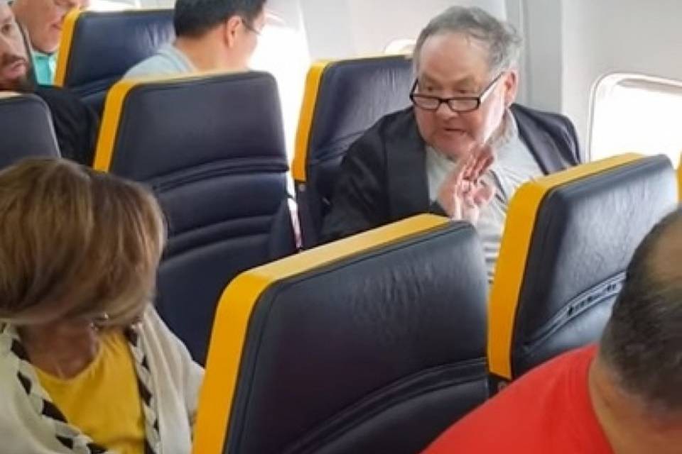 Passeggero insulta donna di colore su un volo Ryanair