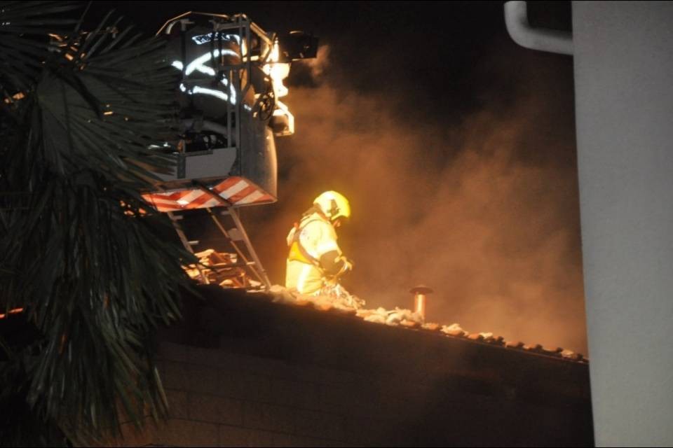 Cadro, tettoia in fiamme