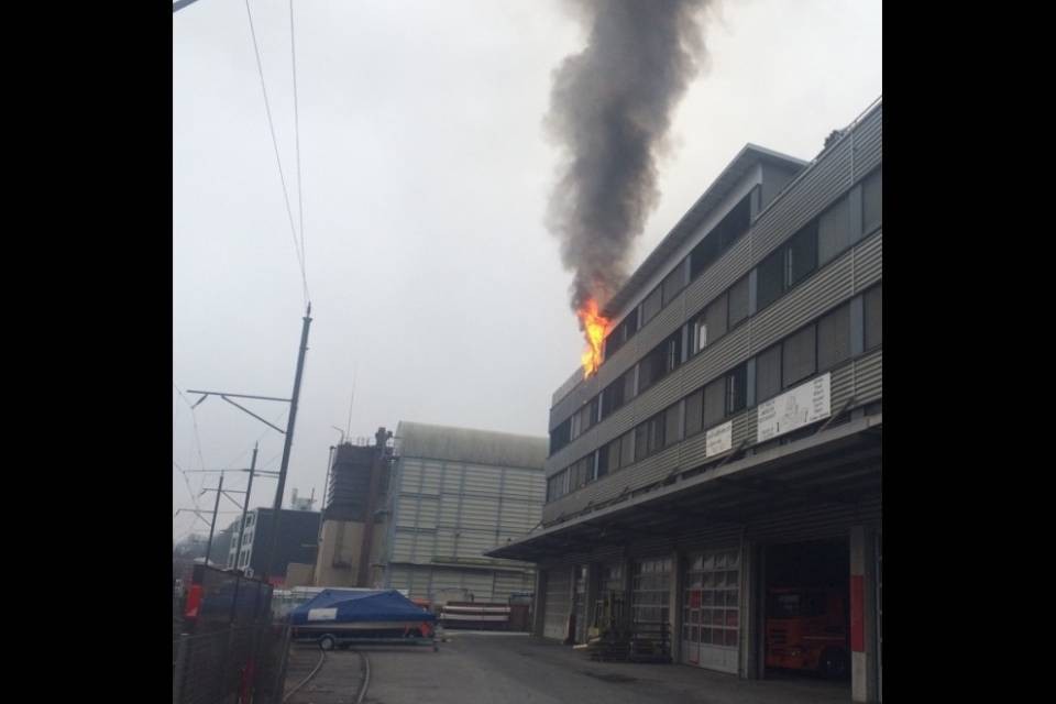 Terrazza in fiamme, chiude la linea ferroviaria