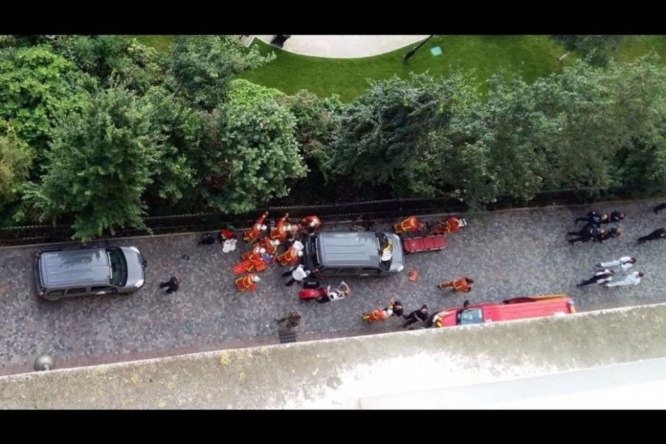 Con l'auto contro i soldati a Parigi
