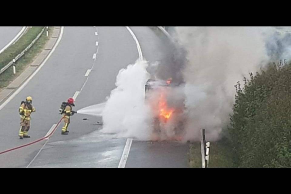 Furgone in fiamme sull'A2, autostrada riaperta