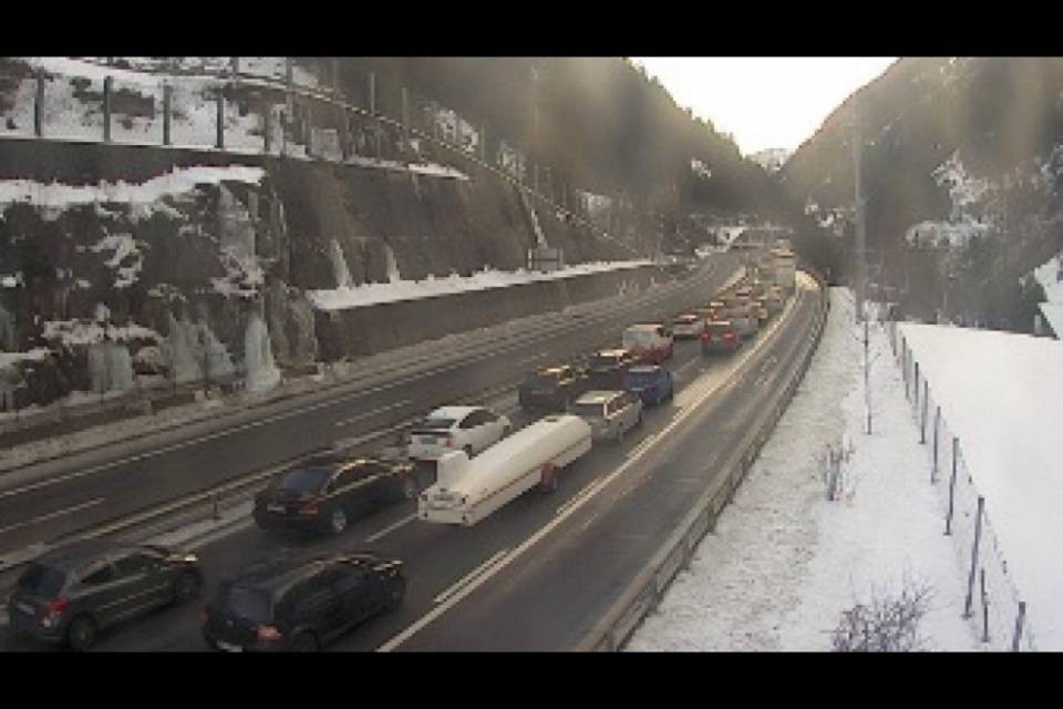 Chiuso il San Gottardo, gli Orsi bloccati nel traffico