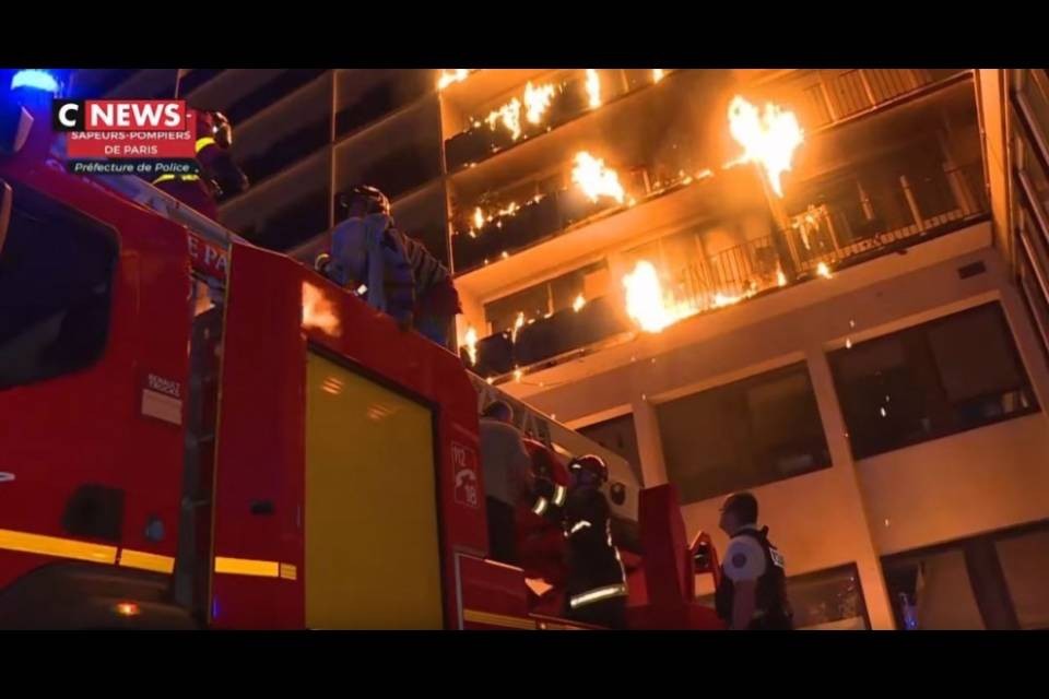 Violento incendio nella banlieu di Parigi, un morto