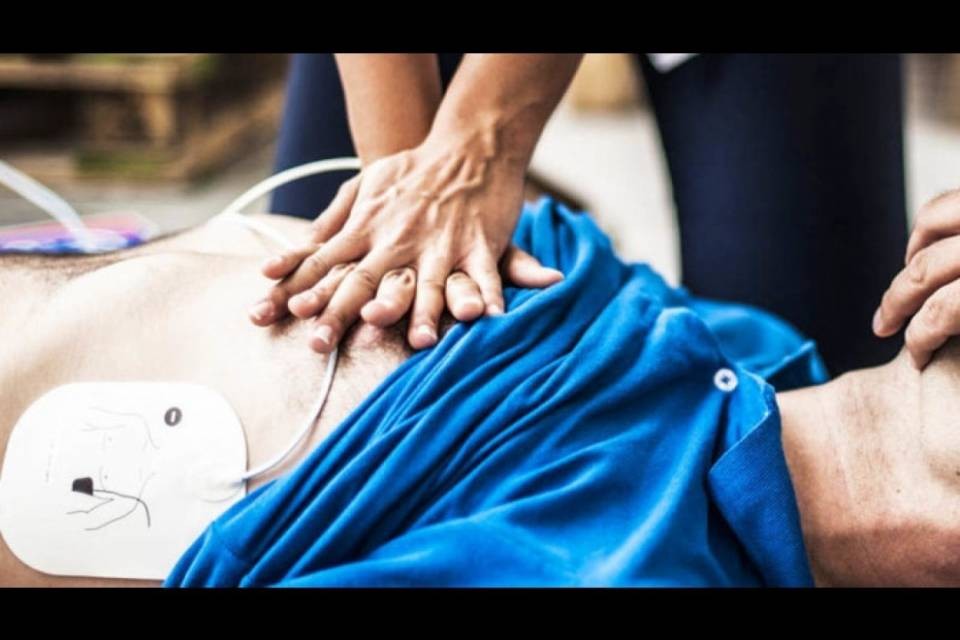 Arresto cardiaco per 16enne durante la vacanza