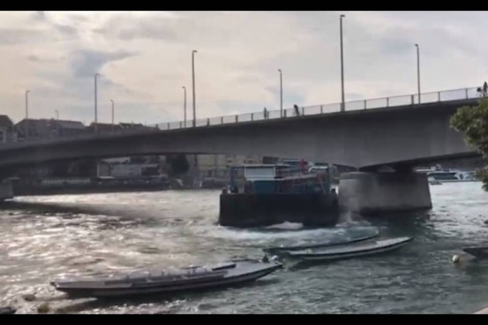 Basilea, nave da carico urta due ponti sul Reno