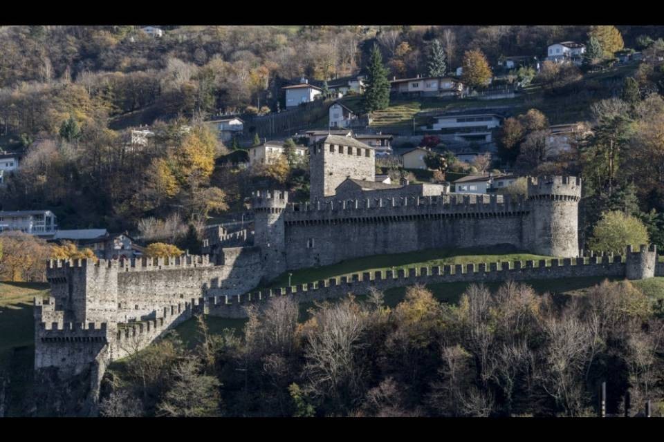 Cadavere rinvenuto ai piedi del Castello di Montebello