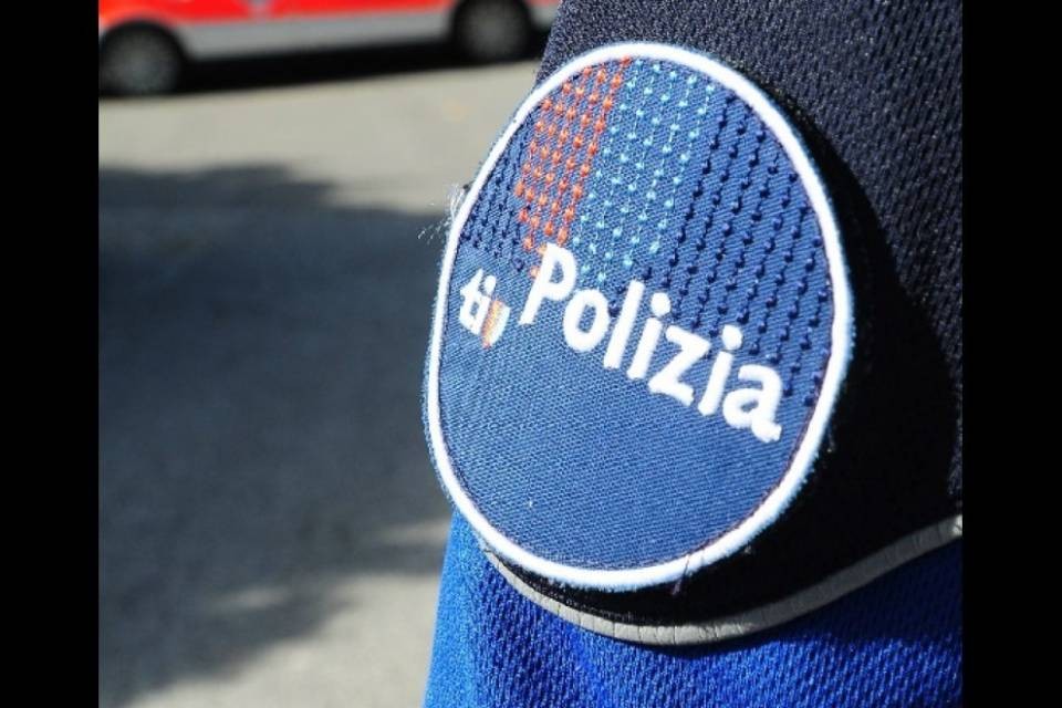 Poliziotta sotto inchiesta per truffa all'assicurazione