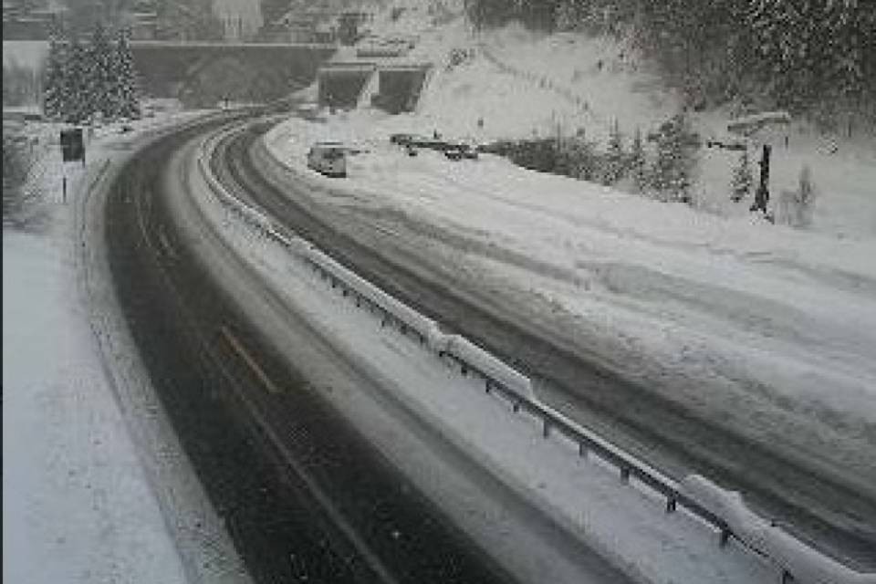 Neve tra Faido e Airolo, stop ai mezzi pesanti