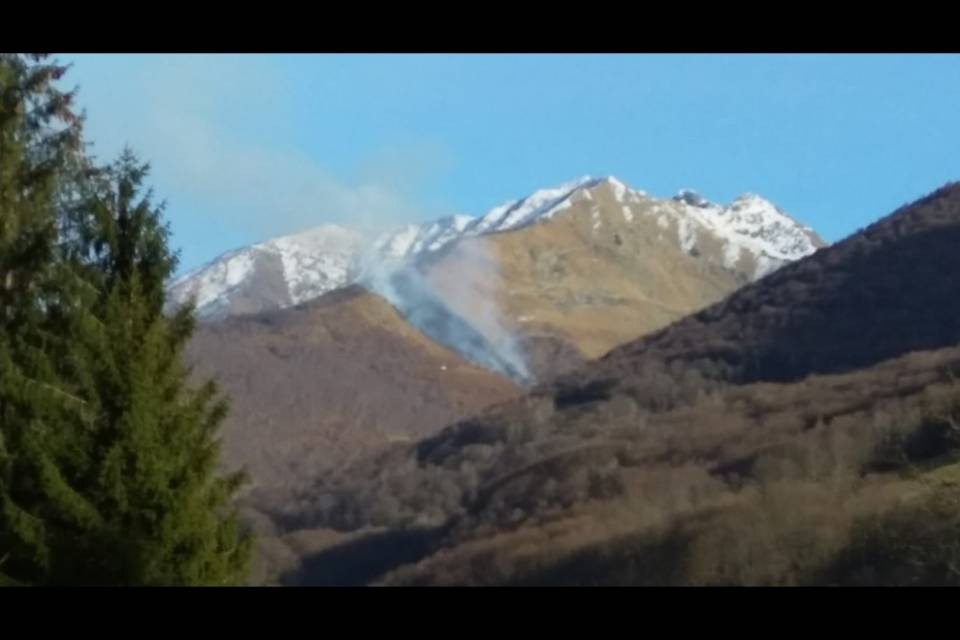Incendio di bosco sopra Isone
