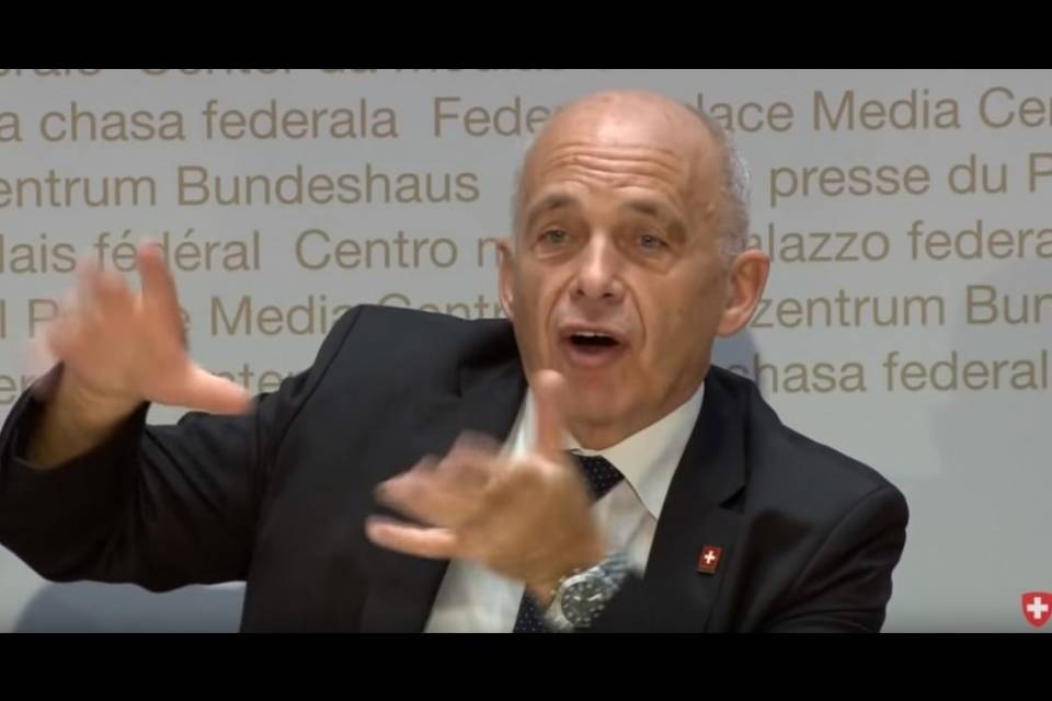 "Buongiorno, parla Ueli Maurer". La finta telefonata fa il giro del mondo
