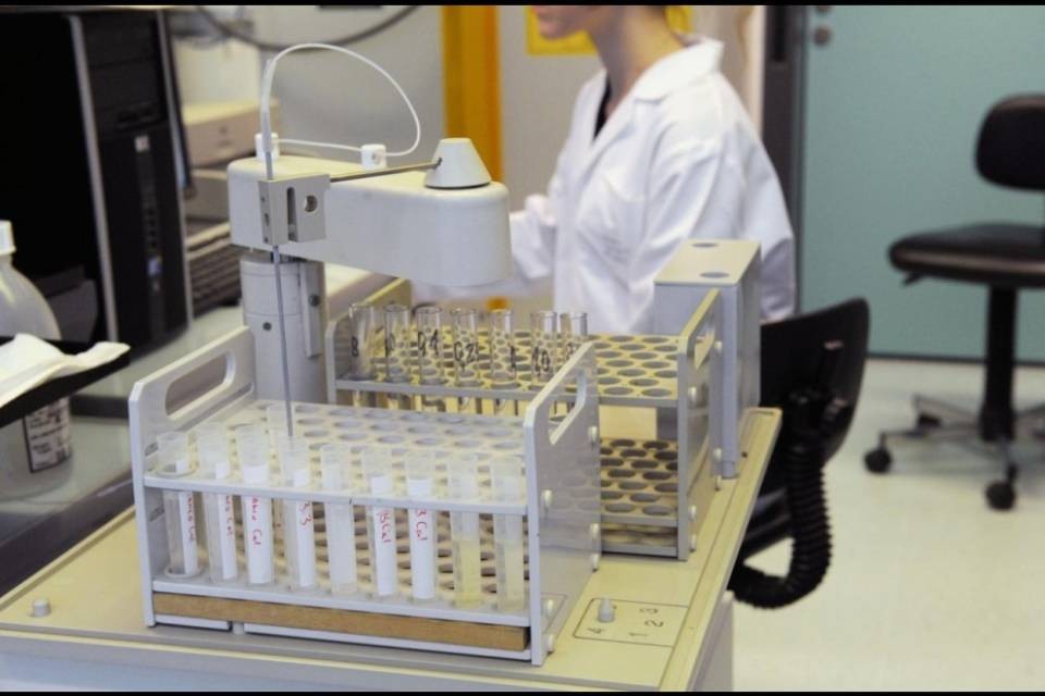 "Perché il laboratorio cantonale non lavora nei weekend?"