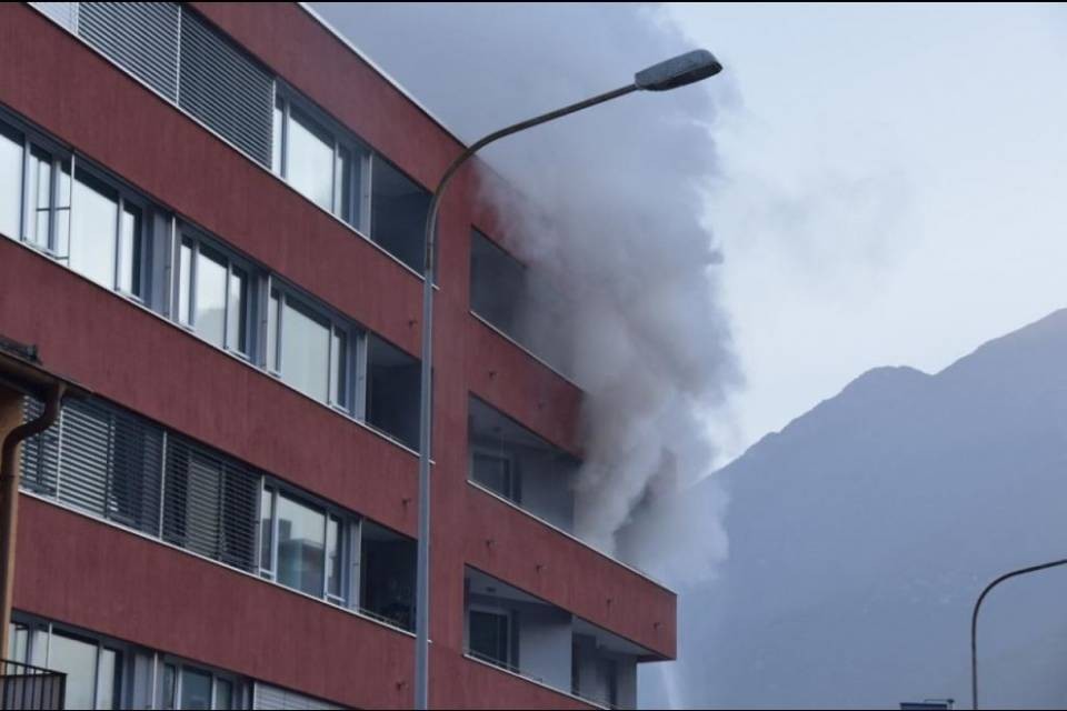 Incendio al Tertianum: "Mio marito portato in spalla da un poliziotto"