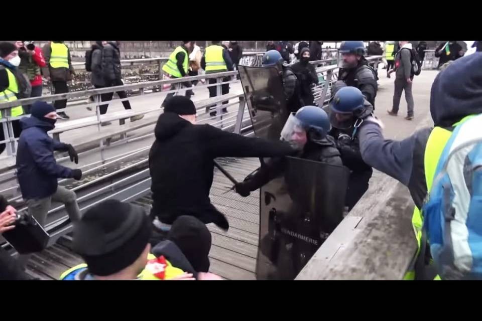 Gilet gialli, è caccia al pugile picchiatore