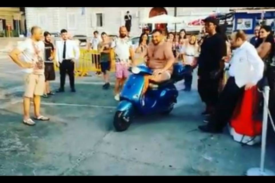 Si lancia in mare con lo scooter, Balotelli denunciato