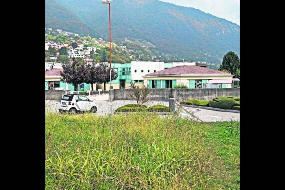 Vacallo: immobile davanti all’asilo, quartiere in rivolta