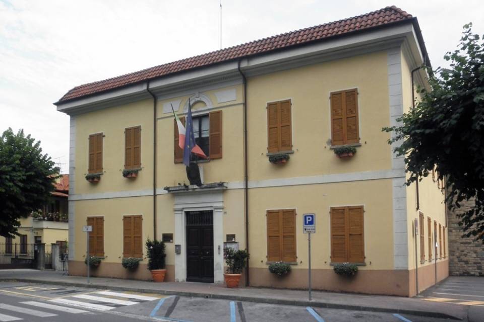 Cadavere in strada vicino al Municipio di Porlezza