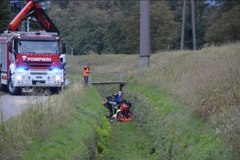 Bellinzona: ciclista cade in un fossato