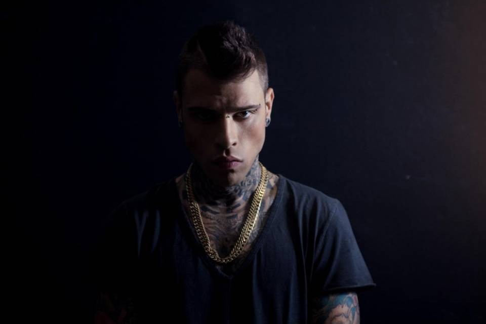 Fedez picchiato dal vicino di casa: trauma alla mandibola