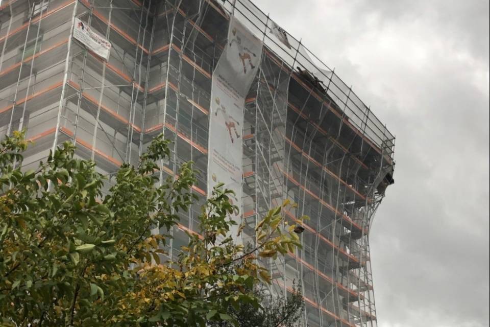 Impalcatura rischia di cadere a Chiasso
