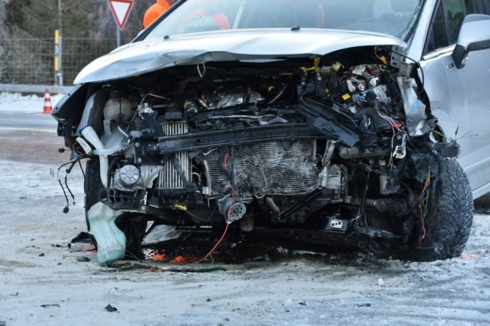 Scontro frontale allo svincolo di San Bernardino: due feriti