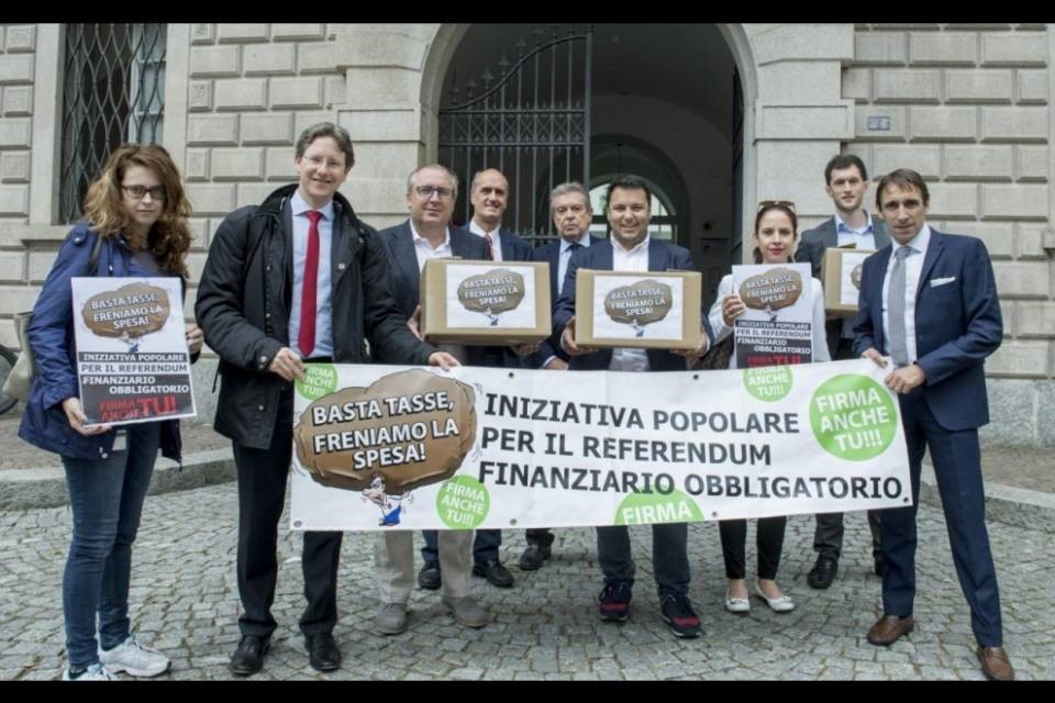 Referendum obbligatorio, consegnate 4'653 firme