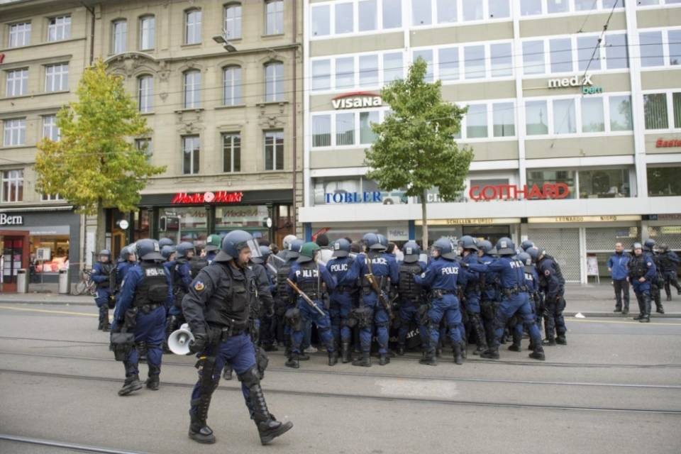 Bloccata una "passeggiata antifascista" non autorizzata