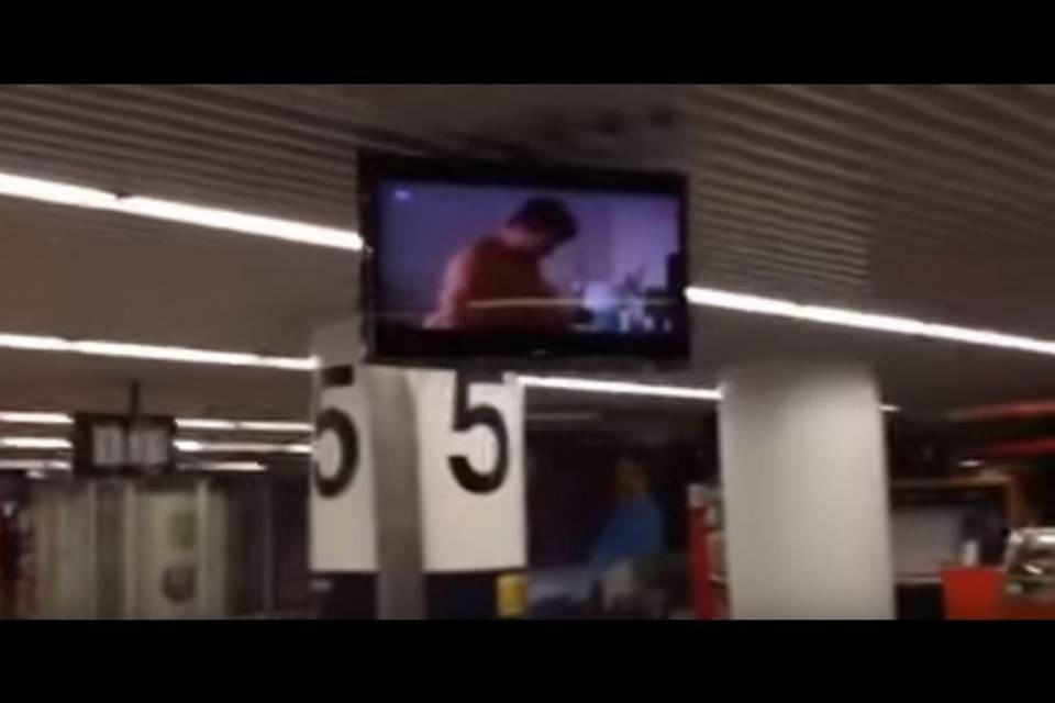 Lisbona, all'aeroporto trasmettono i porno
