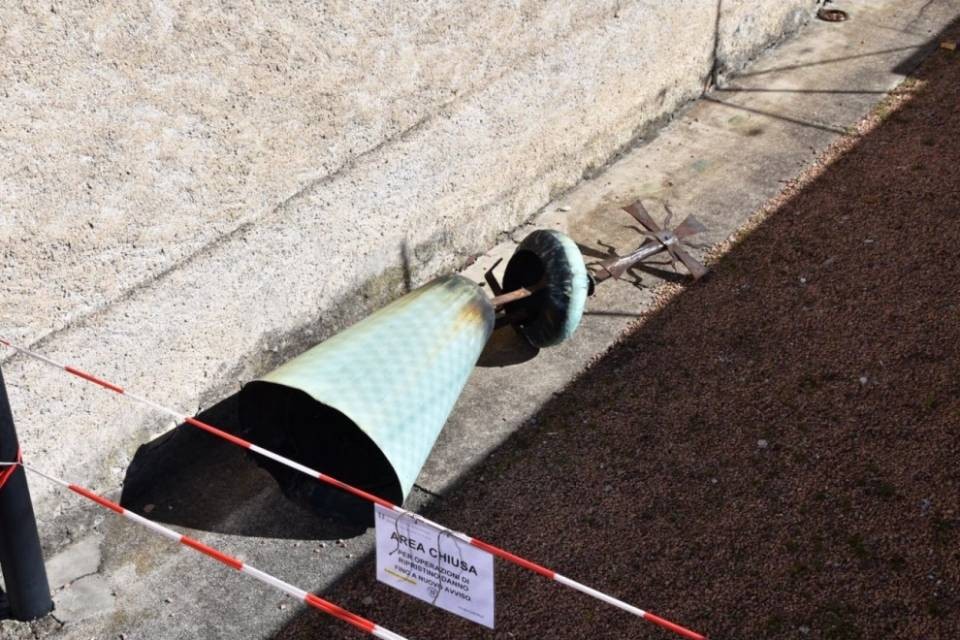 Crocifisso 'abbattuto' dal carico di un elicottero