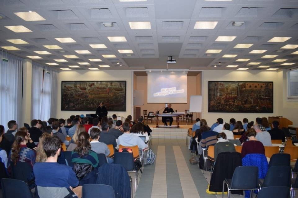 Il vescovo incontra i giovani