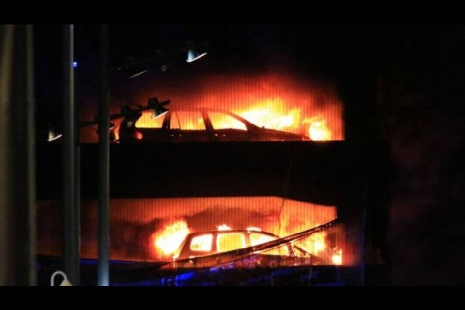 Liverpool, in fiamme 1400 automobili