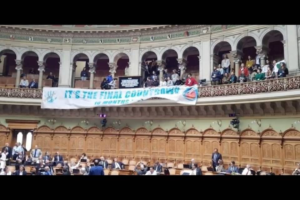 Attivisti pro clima interrompono la seduta del Parlamento