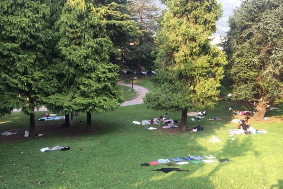 Como: donne e bambini via dal parco